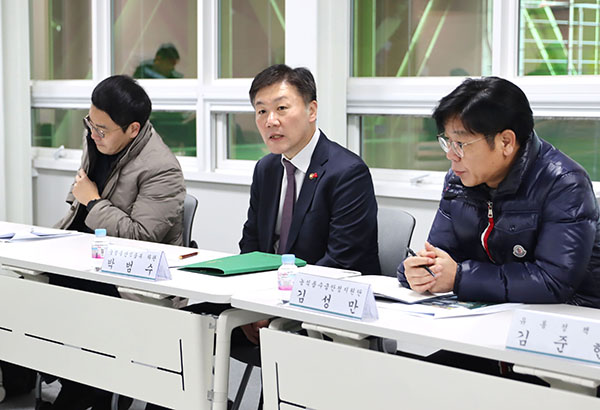 농식품부 박범수 차관이 10일 오후, 서울 가락동 농수산물도매시장을 찾아 설 명절을 앞두고 주요 농산물 수급 상황을 점검하고 현장 의견을 청취했다.