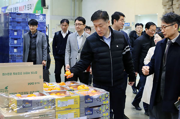 박범수 차관이 지난 14일 경기 안성시 농협물류센터를 방문해 설 선물세트를 점검했다.