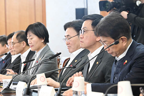 지난 13일 정부서울청사에서 ‘주요현안 해법회의’를 가졌다.
