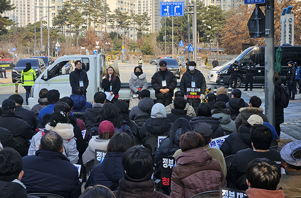 지난 13일 세종시 농림축산식품부 앞에서 청년·후계농업인 육성자금 배정 피해를 입은 전국의 청년농업인들이 모여 정부의 졸속 행정에 강하게 반발하며, 추가 예산 편성과 구체적인 구제 방안을 촉구했다.