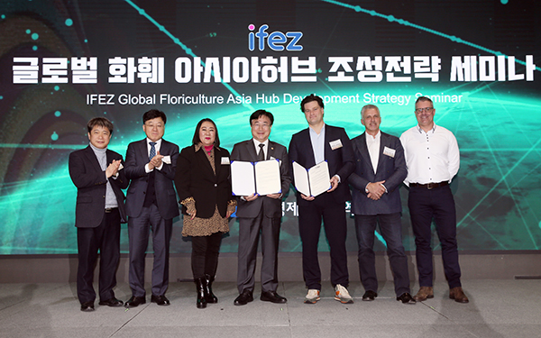 인천경제청 관계자와 가든 센터 어드바이스(Garden Center Advice)관계자가 투자의향서(LOI)를 들고 기념사진을 촬영 중이다.