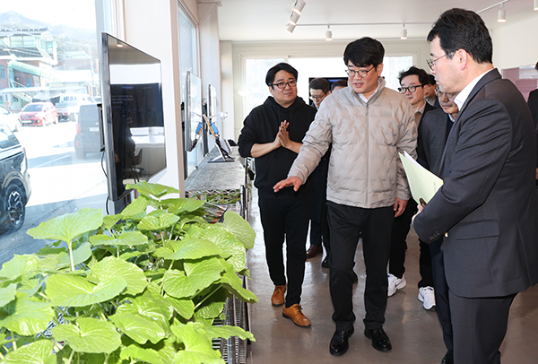 권재한 농촌진흥청장은 3일 강원도 춘천시 국내 모듈형 수직농장 개발 • 보급 업체를 방문해 시설을 살펴보고 식물공장의 발전 방향을 논의했다.