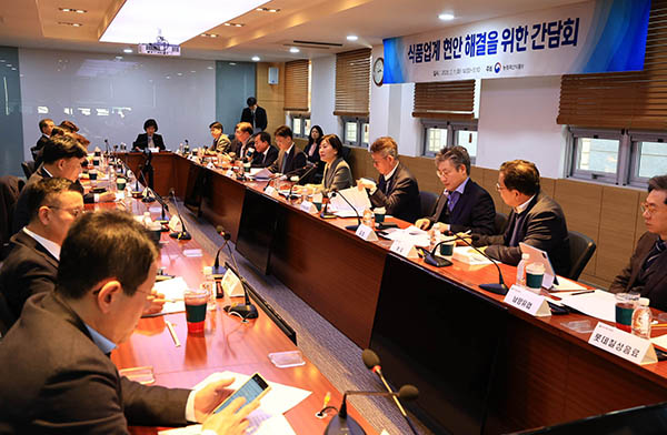농림축산식품부는 지난 11일 한국식품산업협회에서 송미령 농식품부 장관 주재로 17개 주요 식품 기업 대표 및 임원들과 간담회를 가졌다.
