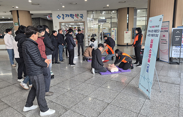 서울시농수산식품공사(사장 문영표)와 송파소방서(서장 장만석)는 가락시장 유통인과 시장 이용 시민들을 대상으로 2025년 한 해 동안 매월 2회 심폐소생술 교육을 실시한다.가락시장 유통인의 고령화와 시장 이용자의 응급상황 대응 능력 강화를 위해 이 교육이 마련됐다. 소방서 의용소방대 전문대(심폐소생술 강습 교육 자격증 보유) 대원들이 진행하며, 교육은 매월 첫째, 셋째 주 수요일 오전 10시부터 한 시간 동안 가락몰 업무동 1층에서 실시된다. 심폐소생술 및 자동심장충격기(AED) 사용 실습으로 구성되며, 원하는 시민 누구나 자유롭게 참여할 수 있다.이번 교육 시행의 배경에는 2023년과 2024년 가락시장에서 두 차례 심정지 환자가 발생한 사례가 있다. 특히 2024년 발생한 심정지 사고에서는 공사에서 시행한 심폐소생술 교육을 이수한 유통인이 신속히 심폐소생술을 실시해 환자가 의식을 되찾은 후 병원으로 이송된 사례도 있었다. 이에 공사와 소방서는 심정지 발생 시 신속한 대응을 통해 인명 피해를 줄이기 위해 정기적인 교육을 추진하게 됐다.문영표 서울시농수산식품공사 사장은 “고령화되는 유통인은 물론 시장 이용 시민들이 심정지 사고 발생 시 신속히 대응할 수 있도록 교육을 마련했다. 매월 2회 진행되는 교육을 통해 많은 분들이 심폐소생술을 익히고 실생활에서 활용할 수 있기를 바란다”고 말하며, 교육을 지원하는 소방서와 의용소방대 대원들에게 감사의 뜻을 전했다.송파소방서 장만석 서장은 “가락시장은 일일 약 2만 명이 이용하는 곳으로, 특히 고령층이 많은 시장 특성을 고려해 정기적인 심폐소생술 교육을 실시하게 됐다. 교육을 담당하는 의용소방대 대원들과 교육 장소를 제공해 준 공사에 감사드린다”고 밝혔다./나동하 hortpress.ndh@gmail.com