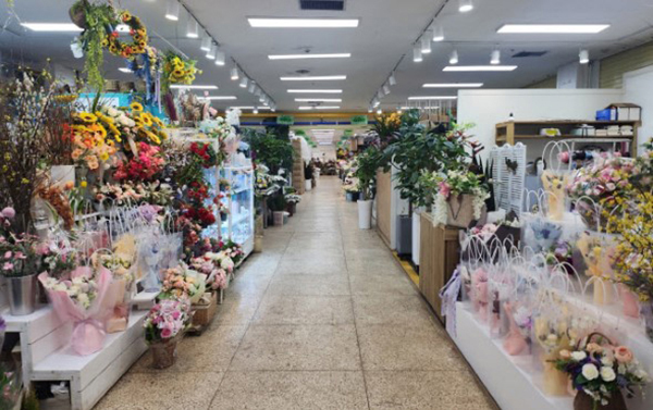 화훼 성수기를 앞두고 텅 빈 양재화훼판매장.