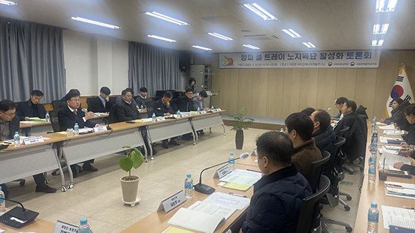 국립농업과학원 이승돈 원장은 지난 5일 바이오에너지작물연구소(전남 무안군)에서 열린 ‘셀 트레이 노지 육묘 활성화 토론회’에 참석해 양파 아주심기(정식) 기계화율 제고 방안을 논의했다.