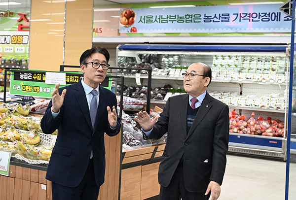 박준식 조합장(오른쪽)과 최인규 관악경찰서장은 지난 13일 범죄 예방과 농업 지원이라는 공동 목표 아래 지속적인 협력을 이어가기로 뜻을 모았다.