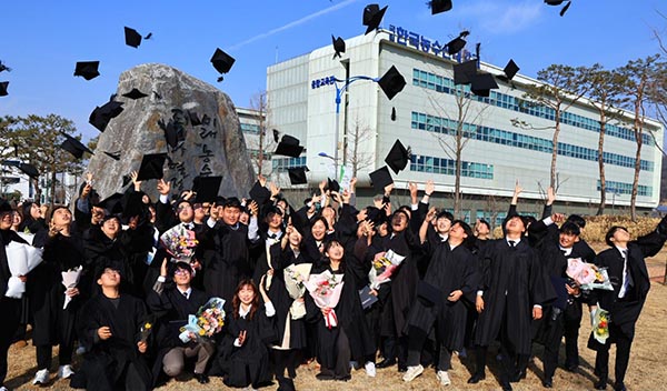 미래 청년 농어업인들이 졸업을 축하하고 있다.