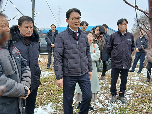김종구 실장이 관계자들과 농가를 둘러보고 있다.
