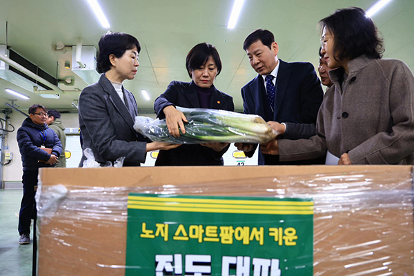 송미령 장관이 아워홈 동서울물류센터를 방문해 농산물 물류과정을 살펴보고 있다.
