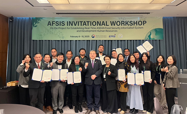 AFSIS 초청 워크숍 폐회식 기념사진(앞줄 좌측 네 번째부터 이종순 농정원 원장, 수마냐 은간디 아프시스 사무국장)