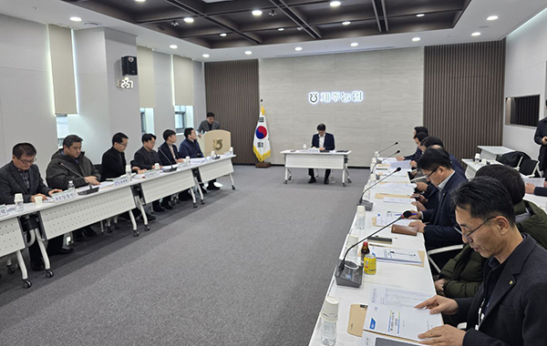 문대림 의원이 농정간담회를 주관하고 있다.