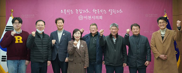 지난 7일 이천시의회 브리핑룸에서 화훼산업 활성화를 위한 간담회가 개최됐다. 사진은 참석자들이 기념 촬영을 하고 있는 모습.