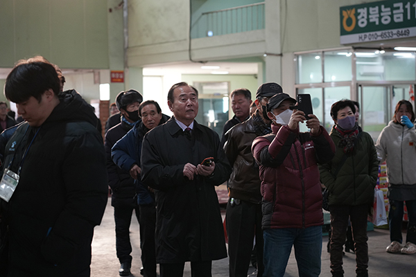 사과 경매가가 나오기를 기다리고 있는 모습