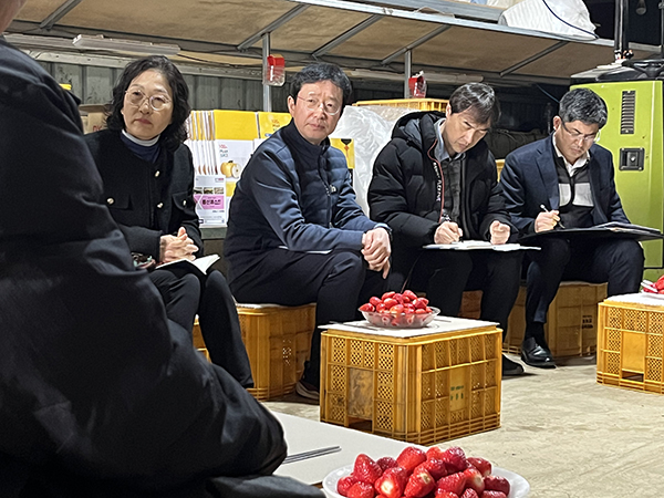 국립원예특작과학원 원예작물부 김대현 부장은 지난 5일 전남 나주의 배 재배 농가를 방문해 꽃가루 자가 채취 상황을 점검하고 농업인과 소통하는 시간을 가졌다.