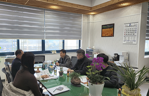 이상재 부장은 무주농업기술센터를 찾아 관계자들과 현황에 대해 회의중이다.