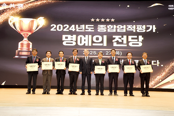 지난달 27일 서울 중구 본관에서 개최된 ‘2024년도 우수 농·축협 시상식’에서 강호동 농협중앙회 회장(가운데)과 수상의 영예를 안은 조합장들이 기념촬영을 하고 있다.