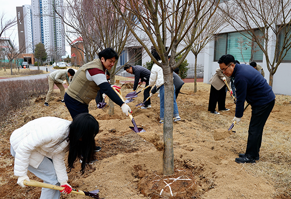 한국농업기술진흥원은 지난 5일 봄을 알리는 절기인 경칩에 식목 행사 및 청사 주변 환경 정화 활동을 실시했다.