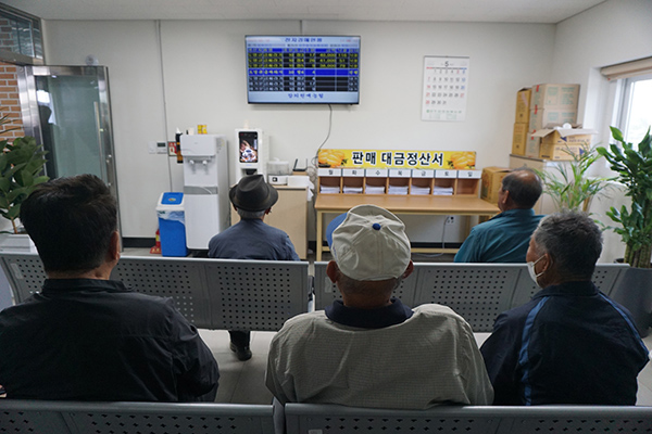 출하주 대기실에서 출하주들이 경매상황을 지켜보고 있다.