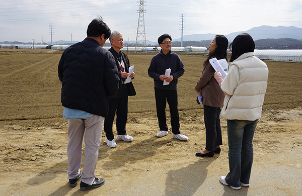 농산물안전성부 이상만 부장과 아산시농업기술센터 담당자들이 협력방안을 논의중이다.