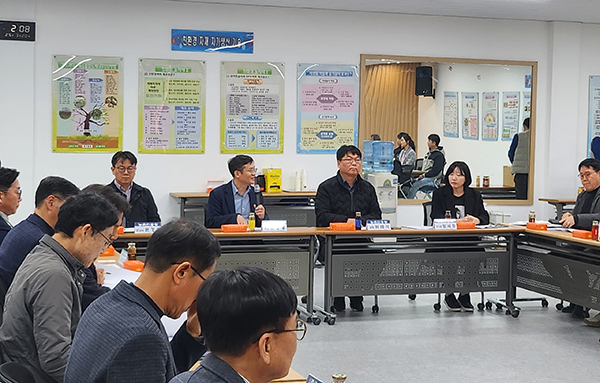 김황용 농진청 기술협력 국장과 관계자들이 배 수출 품종 다변화와 경쟁력 강화에 대해 논의중이다.