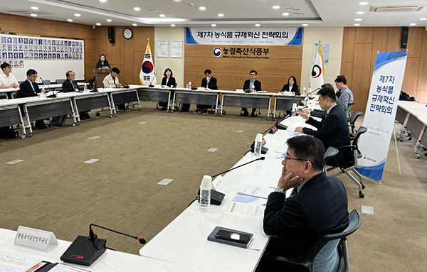 농림축산식품부는 지난 24일 정부세종청사에서 박범수 차관 주재로 스마트팜·전통주 산업 등 분야별 업계, 전문가 등 20여 명이 참석한 가운데 ‘제7차 농식품 규제혁신 전략회의’를 개최했다.