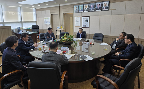 ‘2025년 경남도품목농협운영협외회' 참석자들이 토론을 진행 중이다.