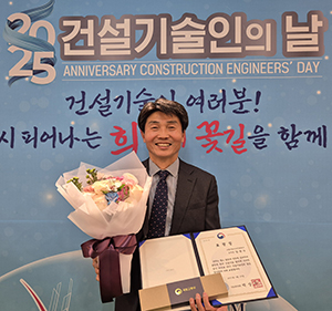 공사 임창수 이사가 기념사진을 찍고 있다.