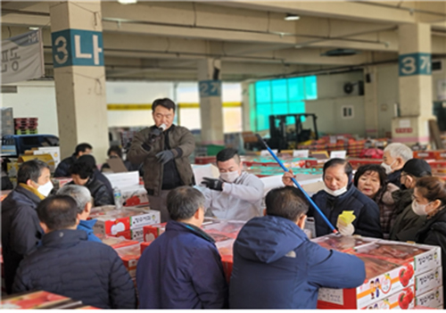 공판장서 경매가 활발히 이뤄지고 있다.