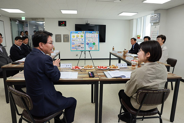 농림축산식품부 박수진 기획조정실장은 지난달 25일 전라북도 고창군을 방문해 외국인 계절근로자 도입 상황과 외국인 농업근로자 기숙사 운영 현황을 점검했다.