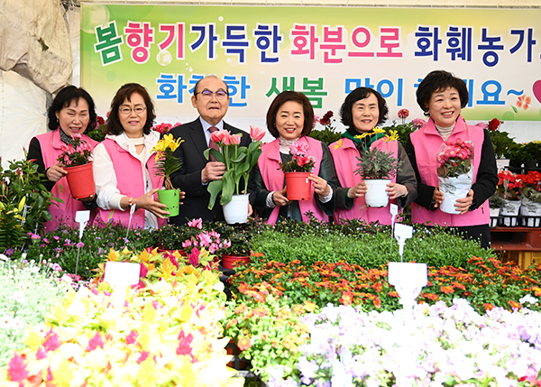 지난 4일 서울서남부농협 농산물백화점 야외매장에서 새봄맞이 꽃잔치 화훼시장 개장식이 개최됐다.
