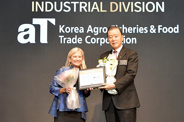 aT, 뉴욕 페스티벌 국가 브랜드 대상 수상(홍문표 aT 사장(오른쪽), 앨런 스미스 뉴욕 페스티벌 회장(왼쪽))