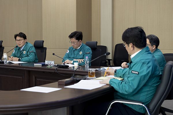 농촌진흥청장은 지난 3일 본청 영농종합상황실에서 국가 관리 규제 병해충인 ‘과수화상병’, ‘토마토뿔나방’, ‘씨스트선충’의 지역별 예찰·방제 추진 현황을 점검하고 대응 계획을 논의했다.
