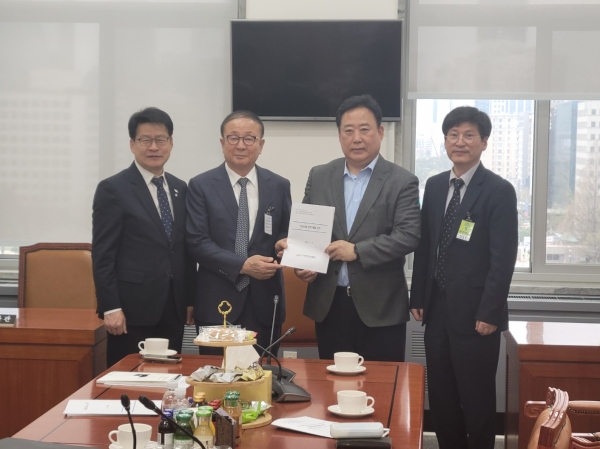한국인삼협회는 지난 9일 국회 본관 농림축산식품해양수산위원장실에서 더불어민주당 농해수위 소속 의원들과 간담회를 가졌다. (왼쪽부터) 임호선 의원, 반상배 회장, 어기구 위원장, 박정일 사무총장.