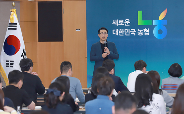 지난 11일 농협중앙회 본관에서 AI 리터러시 특강이 개최됐다. 강사 이경일 대표가 강의를 진행하고 있다.