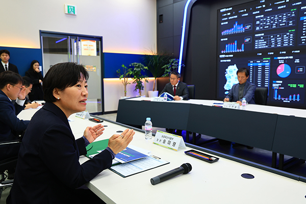 송미령 농림축산식품부 장관은 지난 14일 서울 양재동 소재 농수산물 온라인도매시장 상황실을 방문해 현장 관계자 등과 간담회를 개최했다.