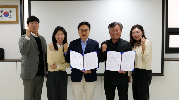 복합비료 및 유기농업자재 제조업체인 대유는 2025년 국가지정형 카자흐스탄 테스트베드 지원사업 참가기업으로 선정돼 한국농업기술진흥원과 협약을 체결했다. 사진은 지난 18일 대유 본사에서 개최된 협약식에서 관계자들이 기념 촬영을 하고 있다.