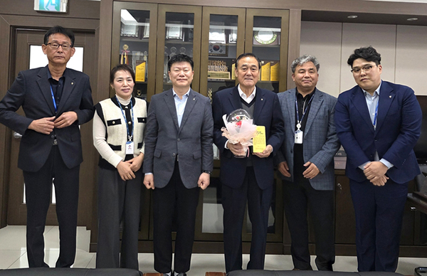 박철선(왼쪽 네 번째) 조합장이 월간 베스트 사무소상 수상 후 장준성(왼쪽 세 번째) 총국장 등 관계자들과 기념사진을 찍고 있다.
