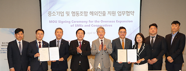 강호동 농협중앙회장(왼쪽5번째)이 6일(현지시간) 미국 애틀랜타에서 열린 ‘제23차 세계한인비즈니스대회’에서 김기문 중소기업회장(4번째) 등 관계자들과 함께 K-Food의 해외 수출 활성화에 대한 결의를 다지고 있다.