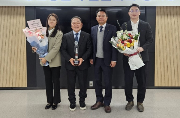 서정권 강원인삼농협 조합장(왼쪽 두 번째)이 ‘상호금융대출금 1천억 원 달성탑’을 수상한 뒤 기념촬영을 하고 있다.
