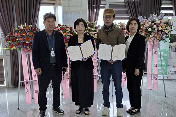 한국화훼자조금협의회는 지난 12일 김해중소기업비즈니스센터에서 비즈컨벤셜 훼딩홀과 ’상호협력 협약‘을 체결했다. 사진 왼쪽부터 오관석 자조금협의회 이사, 곽지수 비즈컨벤셜 웨딩홀 대표, 김윤식 자조금협의회 고문 모습.