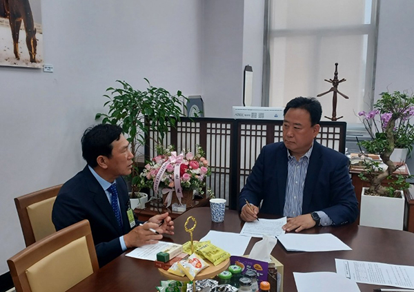 한국화훼자조금협의회는 지난달 21일 서울 국회의사당에서 어기구 국회 농해수위원장과 간담회를 진행했다. 사진 왼쪽부터 서용일 자조금협의회 회장, 어기구 위원장 모습.