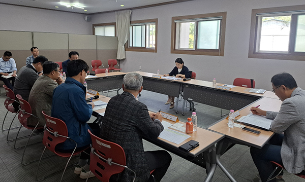과원 조기복구를 위해 관계자들이 논의중이다.