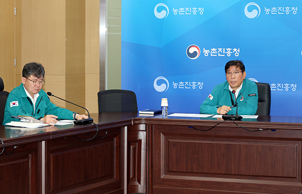 농촌진흥청 권철희 농촌지원국장(오른쪽) 지난 9일 본청 영농종합상황실에서 봄철 기상 관련 점검회의를 주재하고, 농작물 생육 안정을 위한 기술지원 등을 당부하고 있다.