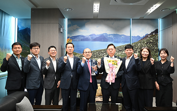 행사 후 관계자들이 기념촬영을 하고 있다.