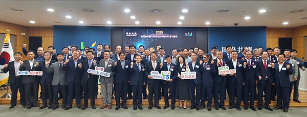 박서홍 농협경제지주 농업경제대표이사(첫줄 왼쪽 10번째)가 지난 14일 서울 중구 농협중앙회 본관에서 개최된 ‘2025년 농협 농식품가공공장 전국협의회 정기총회’에서 최종철 농협 농식품 가공공장 전국협의회장(11번째), 강선욱 전국협의회 부회장(9번째) 등 회원 조합장 및 관계자들과 함께 농협의 가공사업 확대를 위한 결의를 다지고 있다.