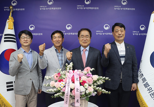 한국화훼자조금협의회는 지난 8일 농어업·농어촌특별위원회를 방문해 ‘대한민국 화훼산업 발전’ 관련 의견을 나눴다. 사진 왼쪽부터 이재식 농어업위 국장, 서용일 자조금협의회 회장, 장태평 농어업위 위원장, 유석룡 한국화훼농협 조합장 모습.