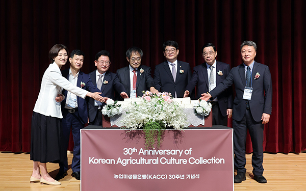 작물유용미생물활용 농업미생물은행 30주년 기념 떡케익 커팅식 모습.