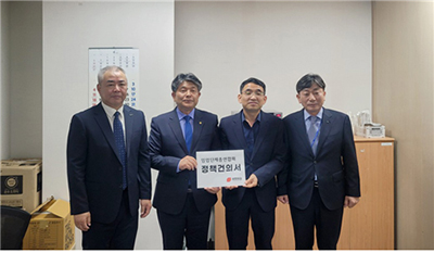 임업단체총연합회 관계자들이 지난 21일 국회를 방문해 임업 세제 개선과 직불제 확대를 요구하는 정책 건의서를 전달했다.