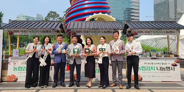 서승일 한국농협김치조공법인 사업전무(왼쪽에서 4번째)와 장지윤 농협경제지주 식품지원부장(왼쪽에서 5번째)이 지난달 28일 서울시 중구 청계광장에서 국산 김치의 우수성을 알리기 위한 농협김치 나눔행사를 개최하고 기념사진을 촬영하고 있다.